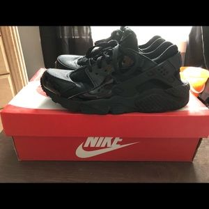 Women’s Black Nike Huarache :)